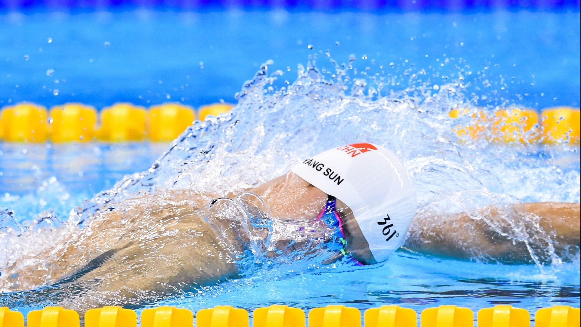 自由泳短距离比利时选手冲进四强，自由泳比赛视频慢放